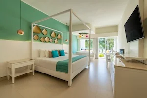 https://www.palmarbeachresortandspa.com/galleries/Suites/DELUXE KING REM.webp